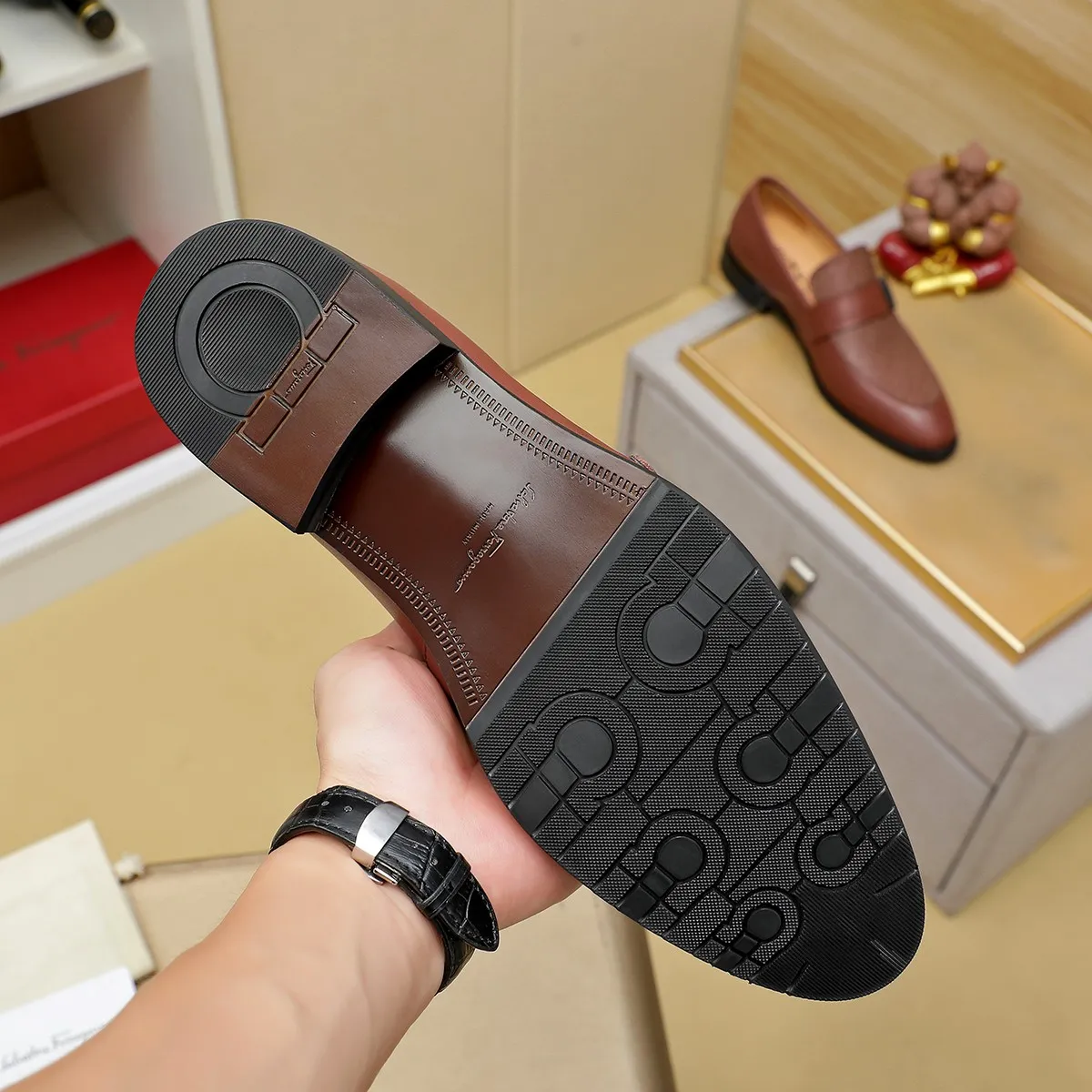 Men's shoes 💰460 Ferragamo [Ferragamo] top imported suit men's shoes 💯Original copy of the official website, product materials: selected imported embossed calfskin + luxury hardware buckle accessories ~ imported water-dyed cow 🐂 leather lining. Strong three-dimensional visual effect, original combination outsole, multiple colors available😘 Size: 39-44 (38.45.46. Customized)